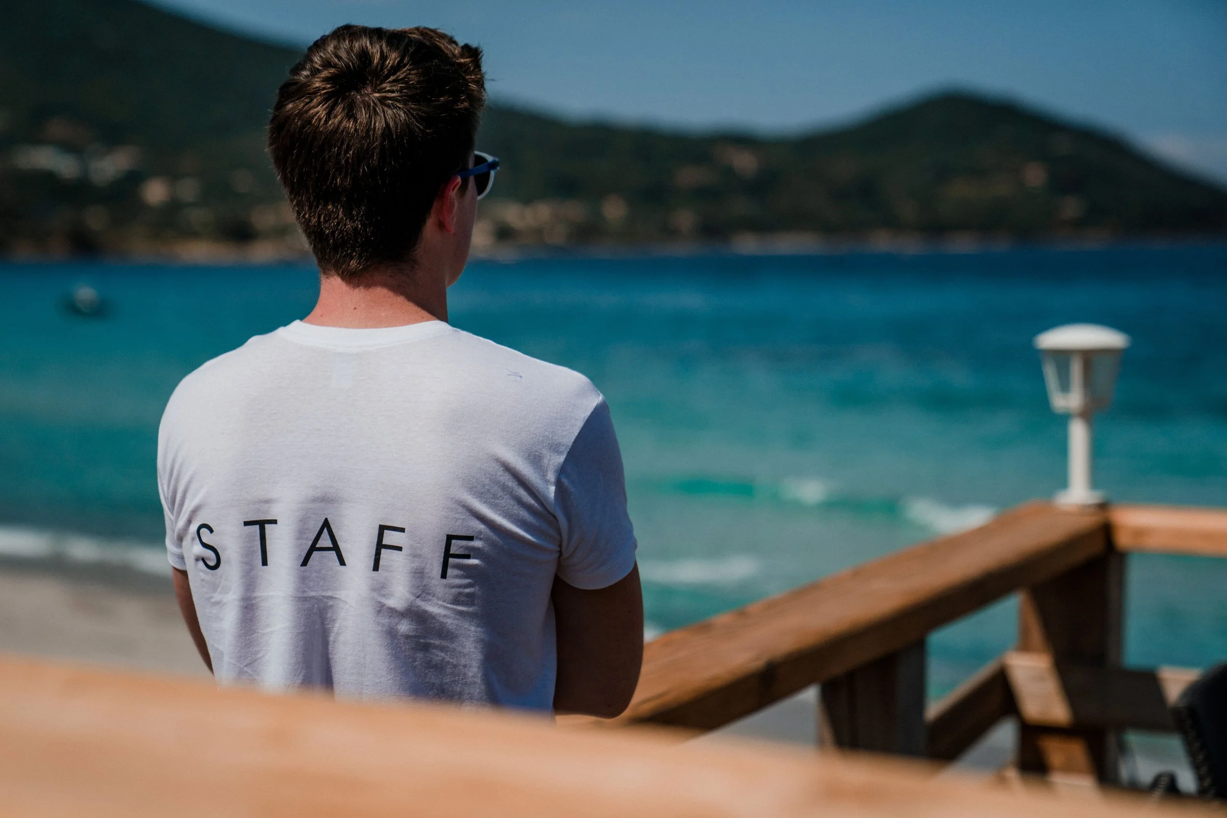 Équipe événementielle AYLO : un membre du personnel dans une destination de plage paradisiaque.
