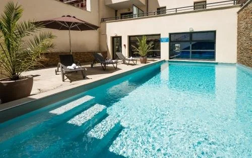 Biarritz avec transats pour bronzer. L’espace est moderne et calme, idéal pour la détente dans un environnement urbain-côtier.