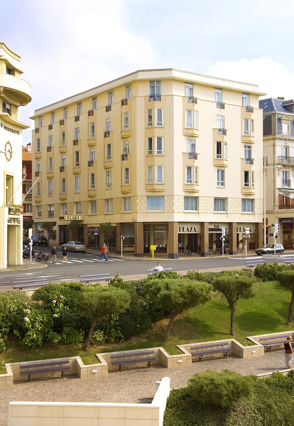 Façade extérieure de l’hôtel Mercure Plaza 4* à Biarritz, un bâtiment d’architecture classique et élégant situé au cœur du centre-ville.