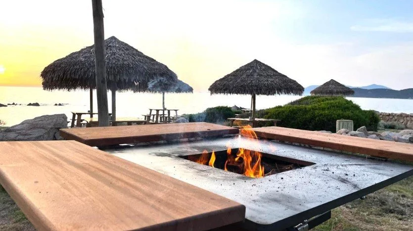 Feu de camp sur la plage du Domaine Saparella, un espace pour se détendre et socialiser dans une retraite d’entreprise.