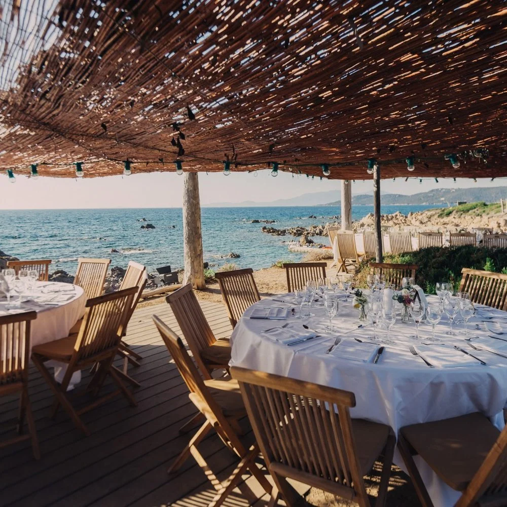 Grande table pour les dîners de groupe au restaurant du Domaine Saparella, avec vue sur la mer, idéale pour des événements d’entreprise.