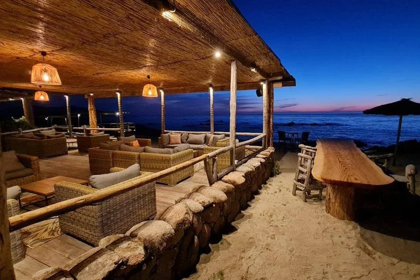 Espace salon sur la plage du Domaine Saparella avec canapés, parfait pour un événement nocturne ou un cocktail d’entreprise.