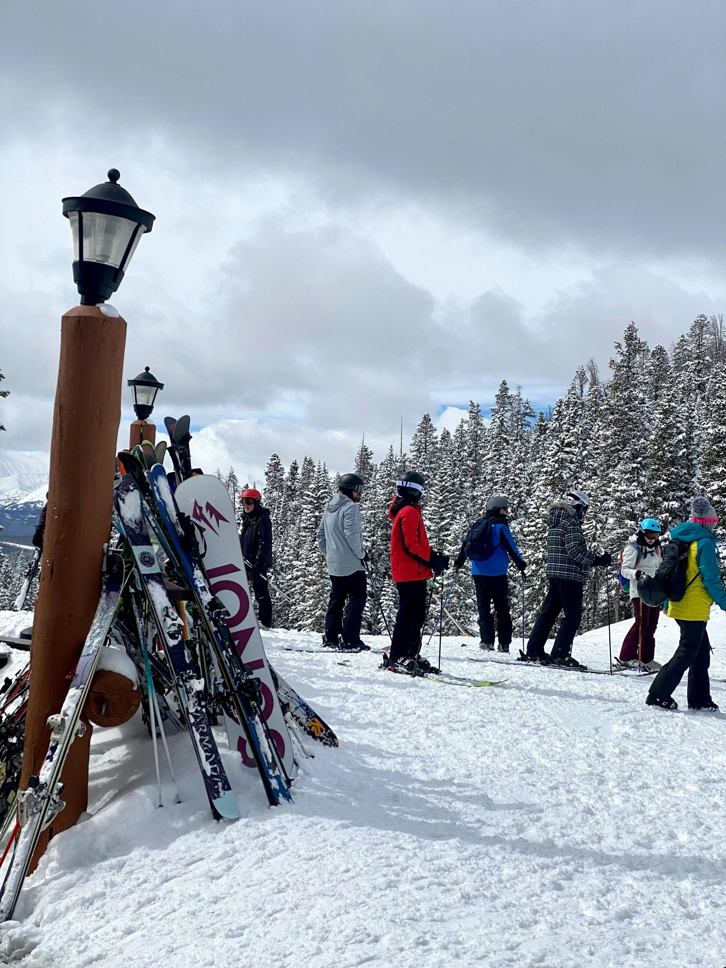 Événement de ski AYLO : un groupe d’entreprises au sommet d’une montagne, prêt pour une activité de sports d’hiver.