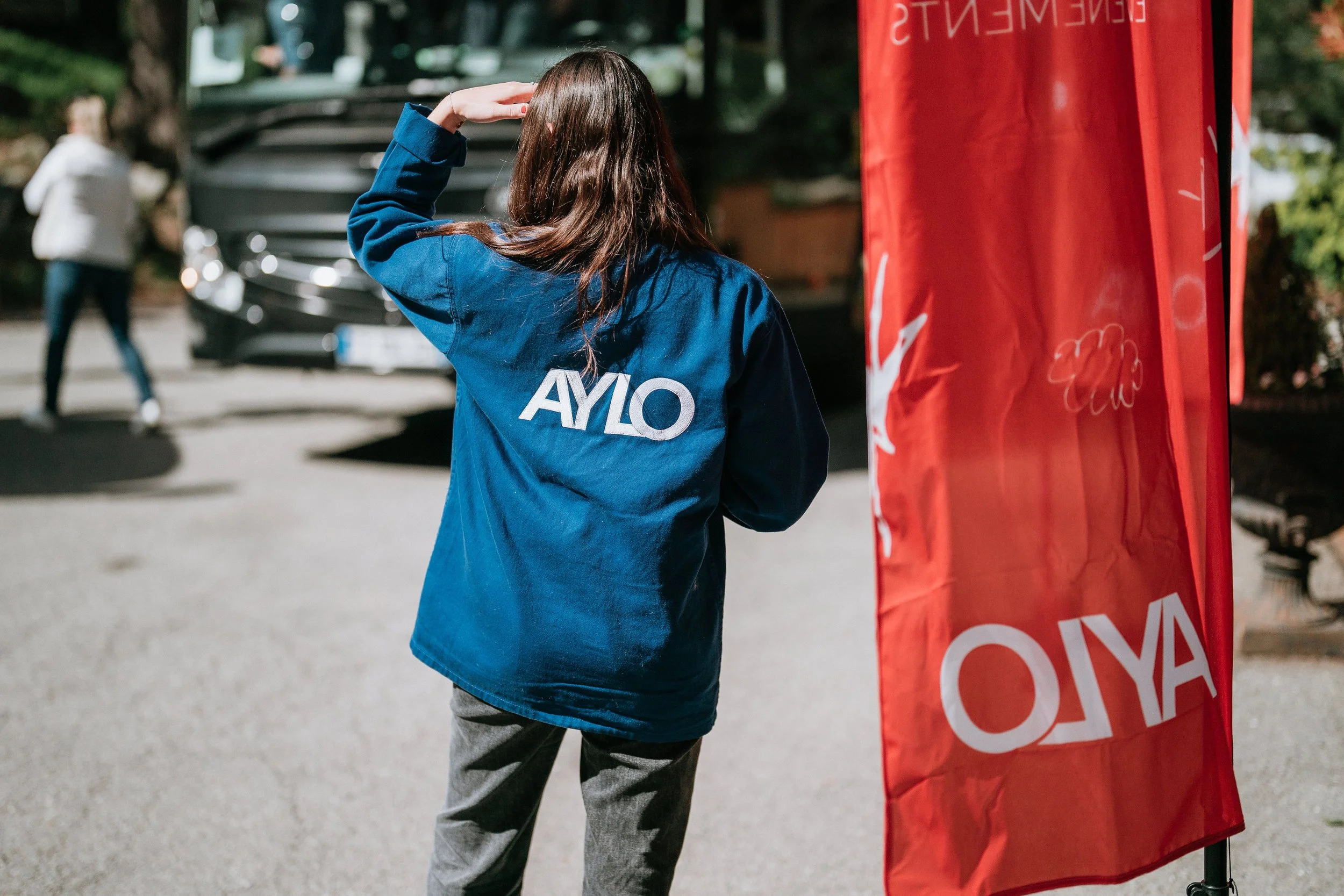 Équipe Aylo avec t-shirt avec logo de la marque