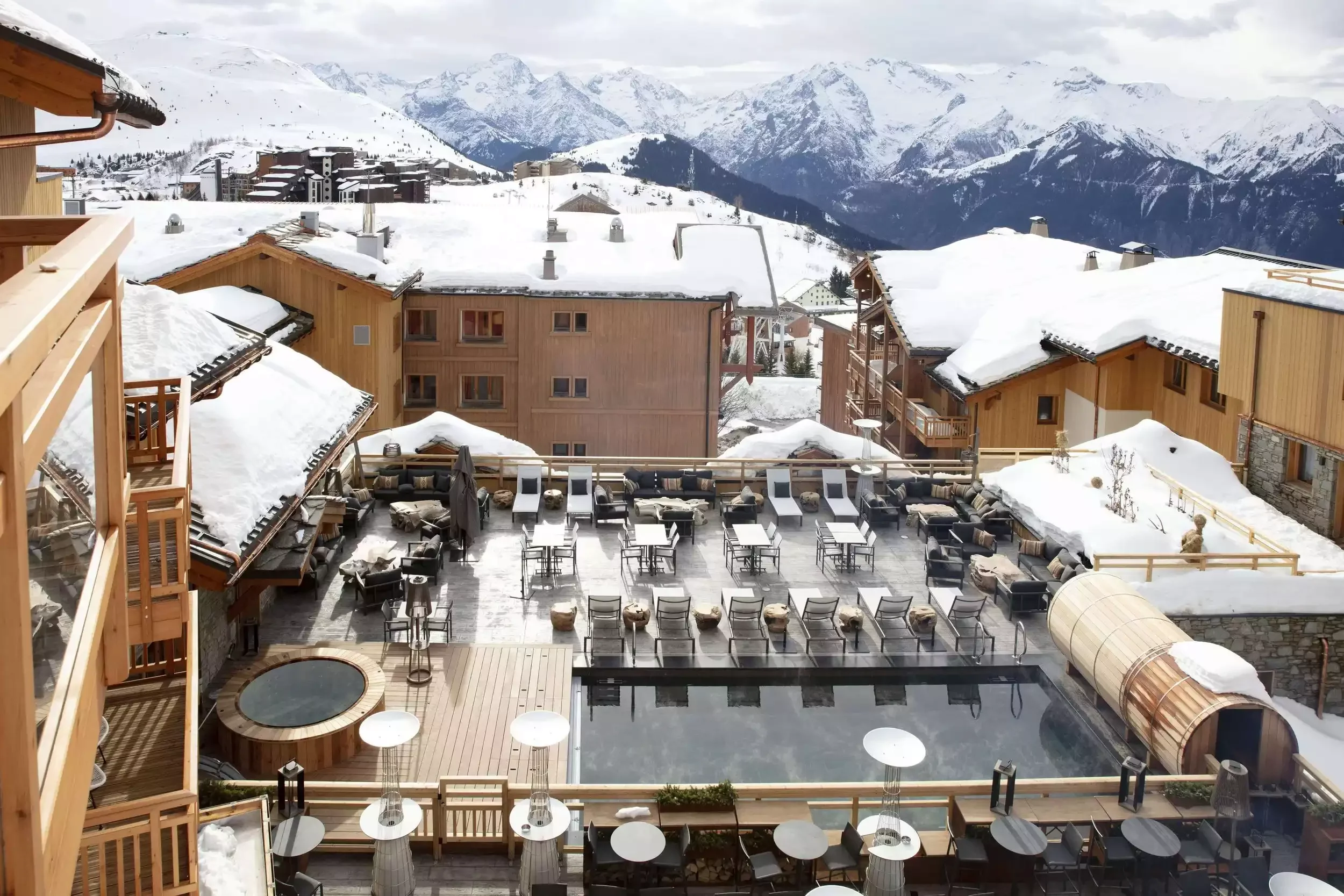 terrase-commune-au-hotelgrandesrousses3-min.webp