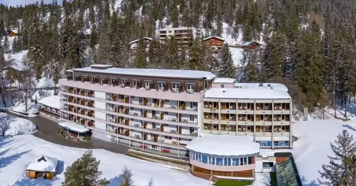 Vue aérienne du Faern resorts, un hôtel moderne dans un paysage hivernal, avec ses multiples balcons et toits enneigés. Le cadre est idéal pour un séminaire d’Aylo Montagne.