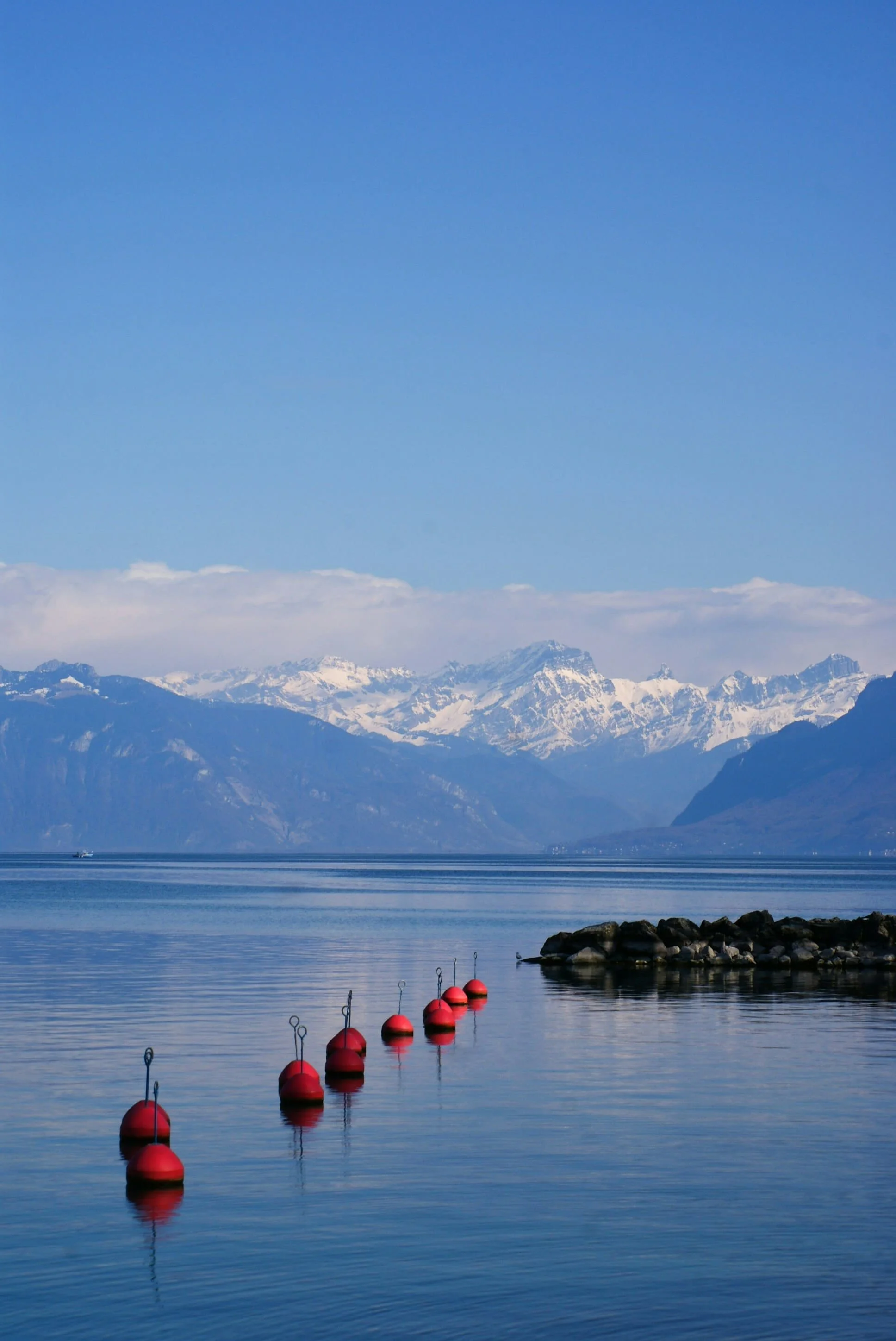 Lac Léman à Évian-les-Bains avec chaîne alpine en arrière-plan – bouées rouges et panorama naturel – Aylo Montagne.