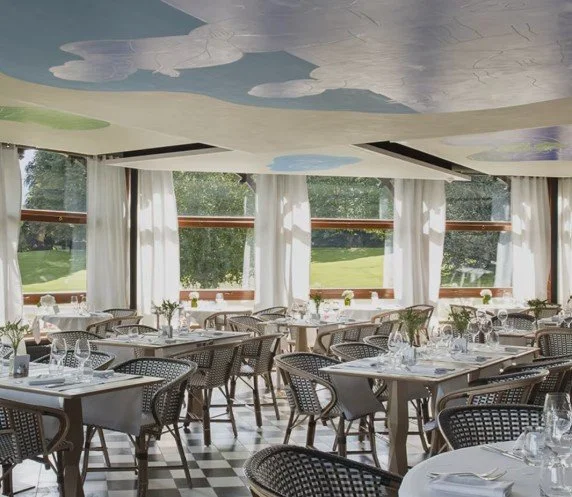 Restaurant lumineux du Royal Évian Resort 5★ avec vue sur les jardins – espace élégant pour séminaires et repas d’entreprise – Aylo Montagne.