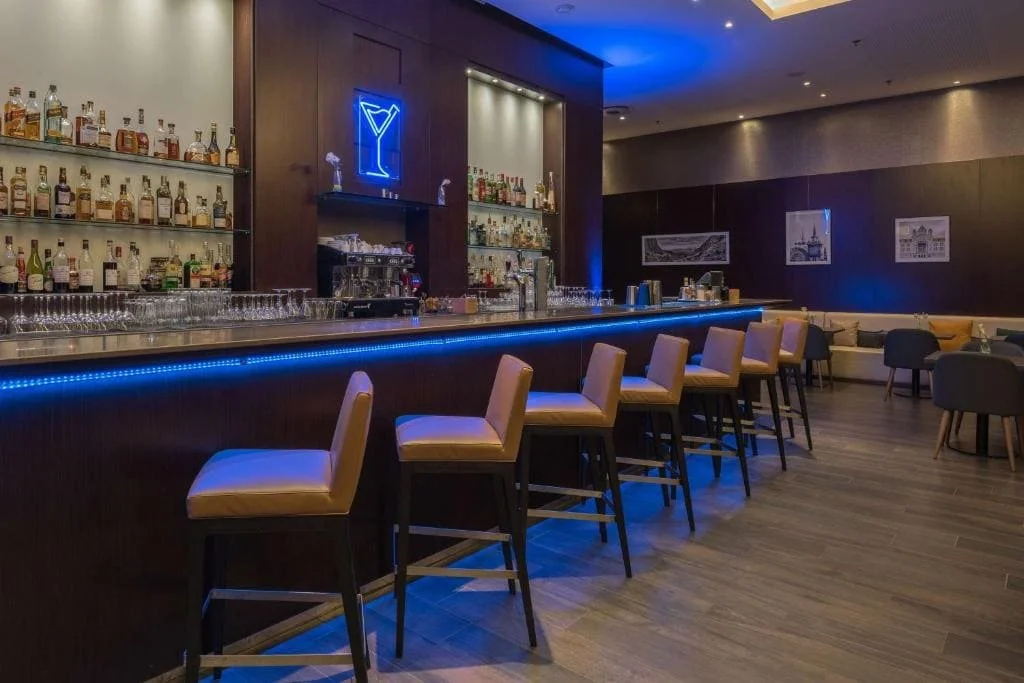 Bar moderne du Hilton Évian-les-Bains – espace convivial idéal pour cocktails d’entreprise – Aylo Montagne.