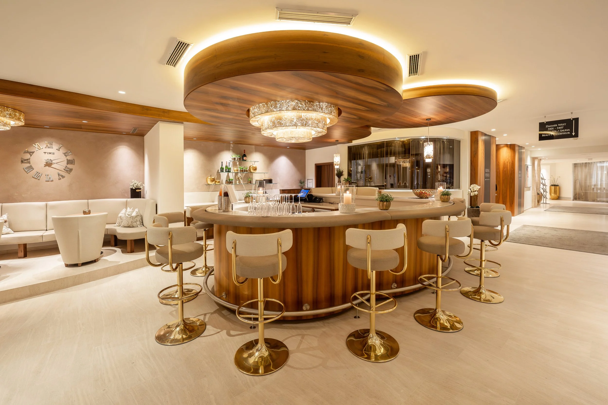 Bar élégant et espace lounge du Trofana Royal Ischgl, lieu parfait pour des moments de networking lors d’un séminaire d’entreprise.