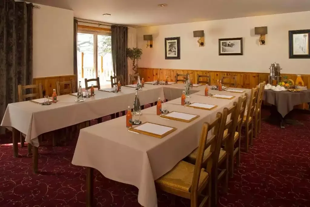 Salle de réunion au Chalet Mounier avec une configuration en forme de U, parfaite pour un séminaire. L’espace dispose de murs et de meubles en bois, créant un environnement de travail chaleureux et traditionnel.