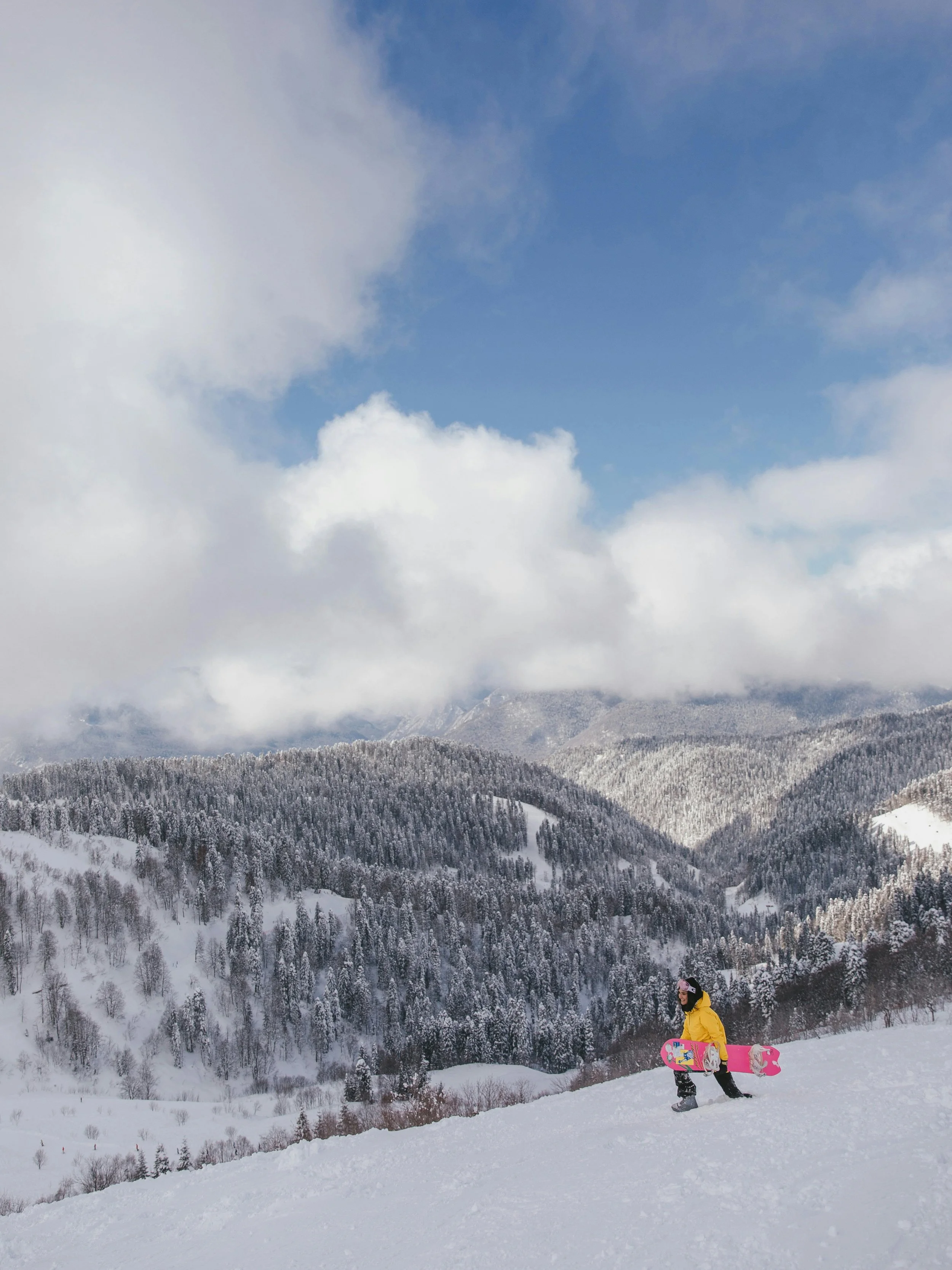 Snowboarder sur une piste enneigée avec vue panoramique sur les montagnes de St Moritz, Suisse – paysages alpins et activités incentive hivernales.