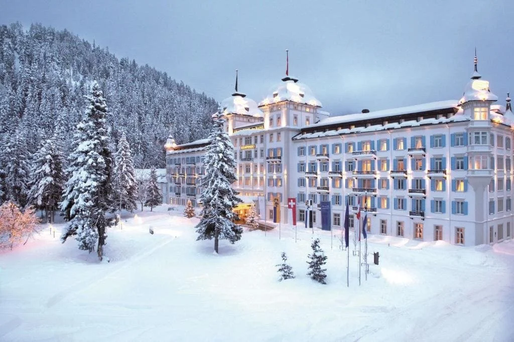 Façade du Kempinski Grand Hotel des Bains à St Moritz en hiver, hôtel 5 étoiles de luxe idéal pour séminaires et événements d’entreprise.