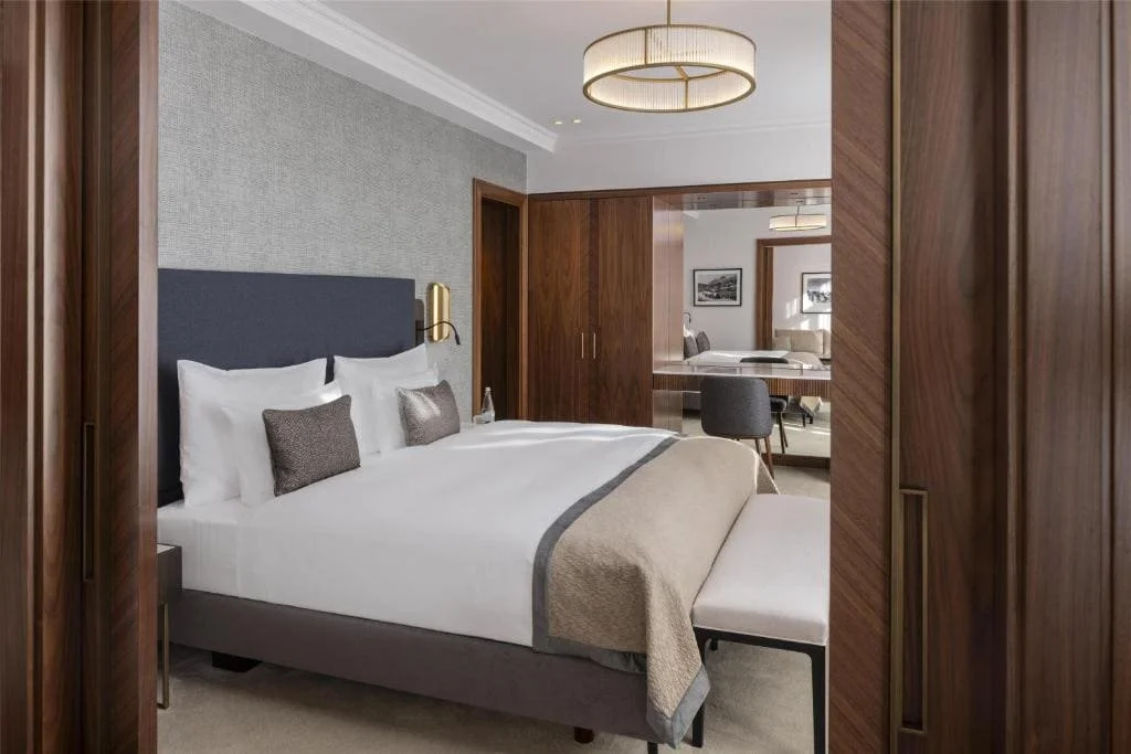 Chambre élégante et moderne du Kempinski Grand Hotel des Bains à St Moritz – hébergement 5 étoiles pour séminaire d’entreprise et séjour premium.