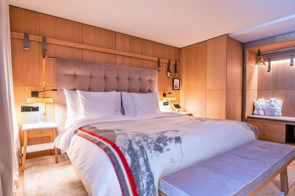 Chambre moderne et élégante du Schweizerhof Hôtel à Zermatt, offrant un hébergement premium pour un séminaire d’entreprise accompagné par Aylo Montagne.