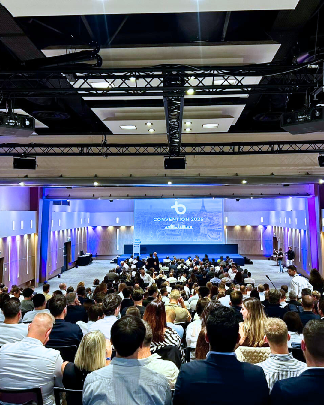 Organisation d’événements AYLO : une convention d’entreprise avec un écran et des lumières.