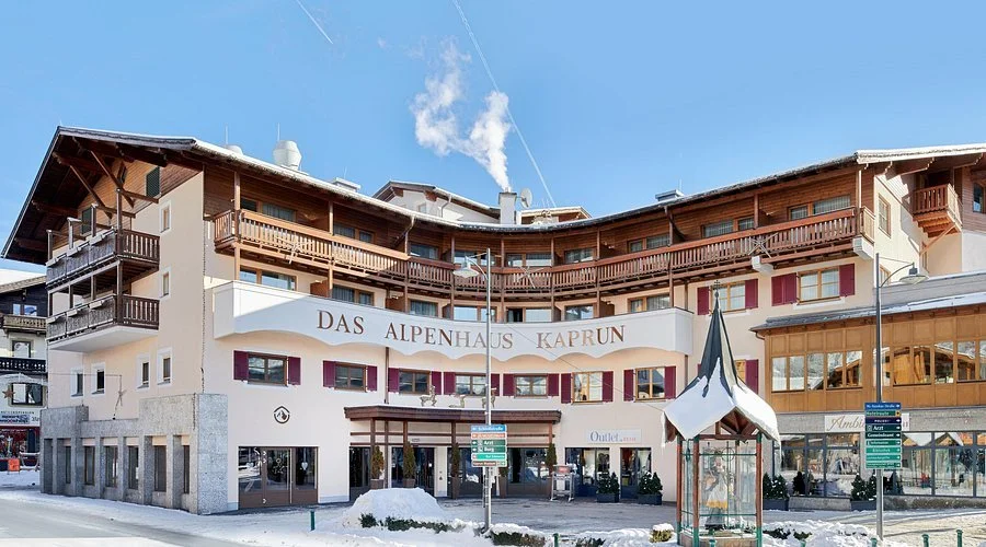 Façade de l’hôtel Alpenhaus Kaprun 4 étoiles en Autriche, architecture alpine moderne en hiver – hébergement premium pour séminaire d’entreprise Aylo Montagne.