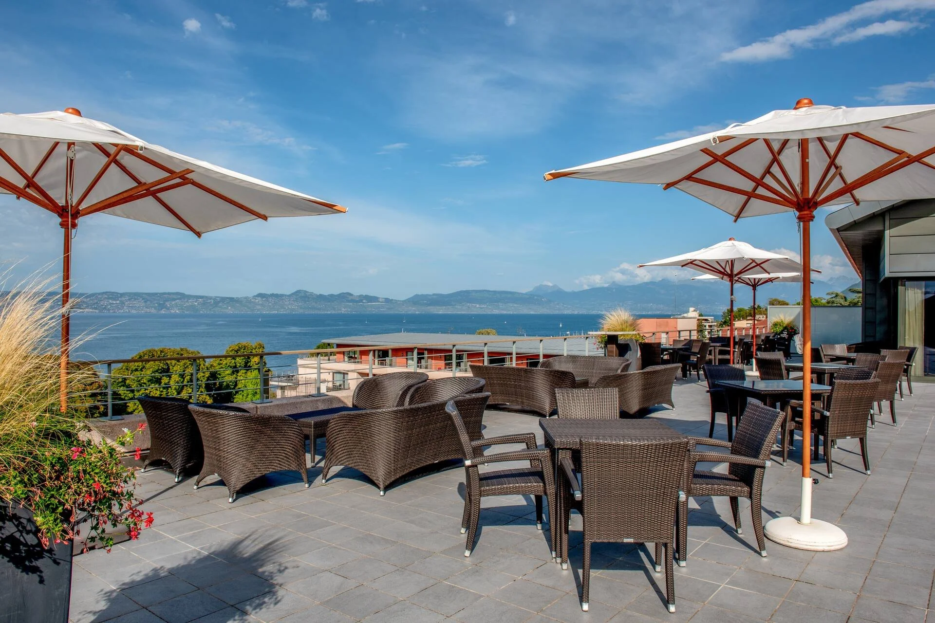 Terrasse panoramique du Hilton Évian-les-Bains – mobilier lounge et vue sur le Lac Léman – Aylo Montagne.