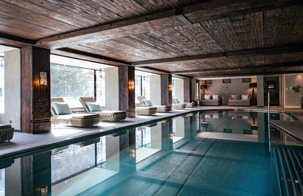 Piscine intérieure et espace bien-être de l’Hôtel Alpenhof à Zermatt, un cadre relaxant pour les participants d’un séminaire d’entreprise avec Aylo Montagne.