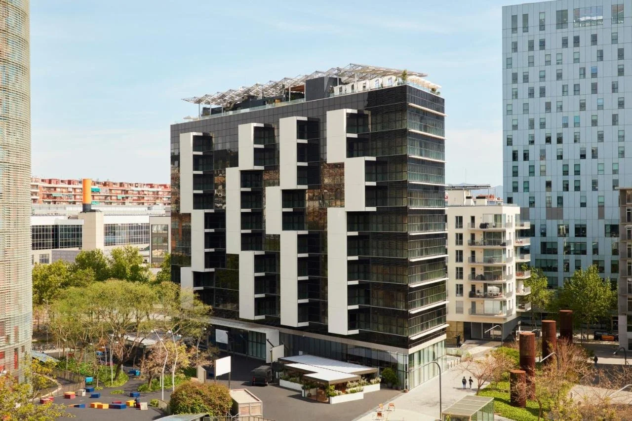Extérieur de l’hôtel Hoxton Barcelona, avec sa façade moderne et accrocheuse, une destination design pour les événements corporatifs