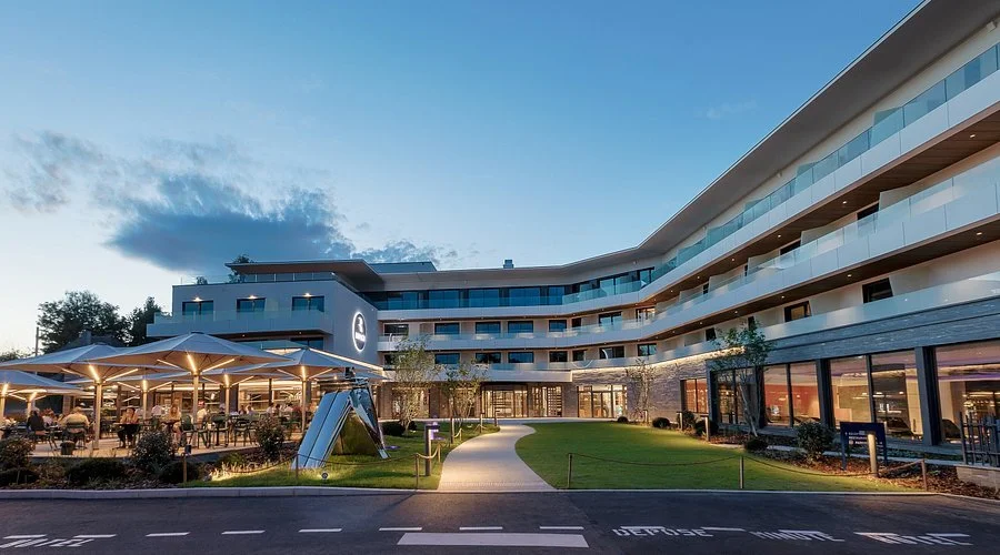 Extérieur du moderne Hôtel Rivage à Annecy, avec terrasse et grand jardin, une destination idéale pour des séminaires d’entreprise.