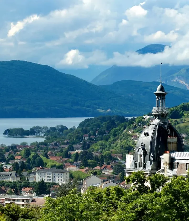 Destination AYLO : Aix-les-Bains et le lac du Bourget, idéal pour des retraites de bien-être et séminaires.