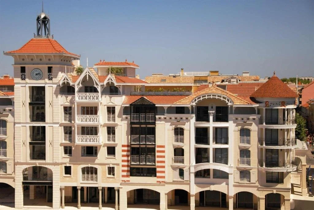 Extérieur du Residhome Arcachon Plazza, un bâtiment avec une architecture élégante et un balcon, idéal pour les événements d’entreprise.