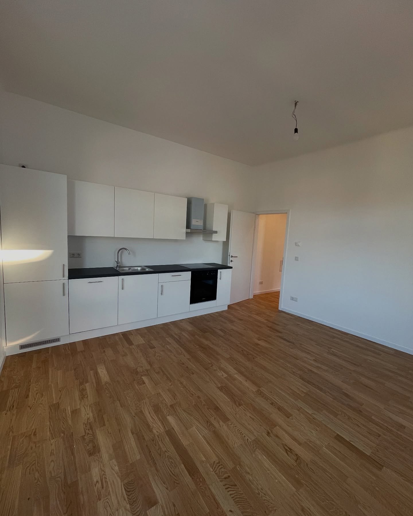 Projekt erfolgreich abgeschlossen! ✔️
Komplette Wohnungssanierung mit neuen B&ouml;den, frischem Design und moderner Ausstattung.
Bereit f&uuml;r den n&auml;chsten Schritt. ✨
#RenovationProject #InteriorInspo #ModernLiving #Handwerk #altbau #sanierun