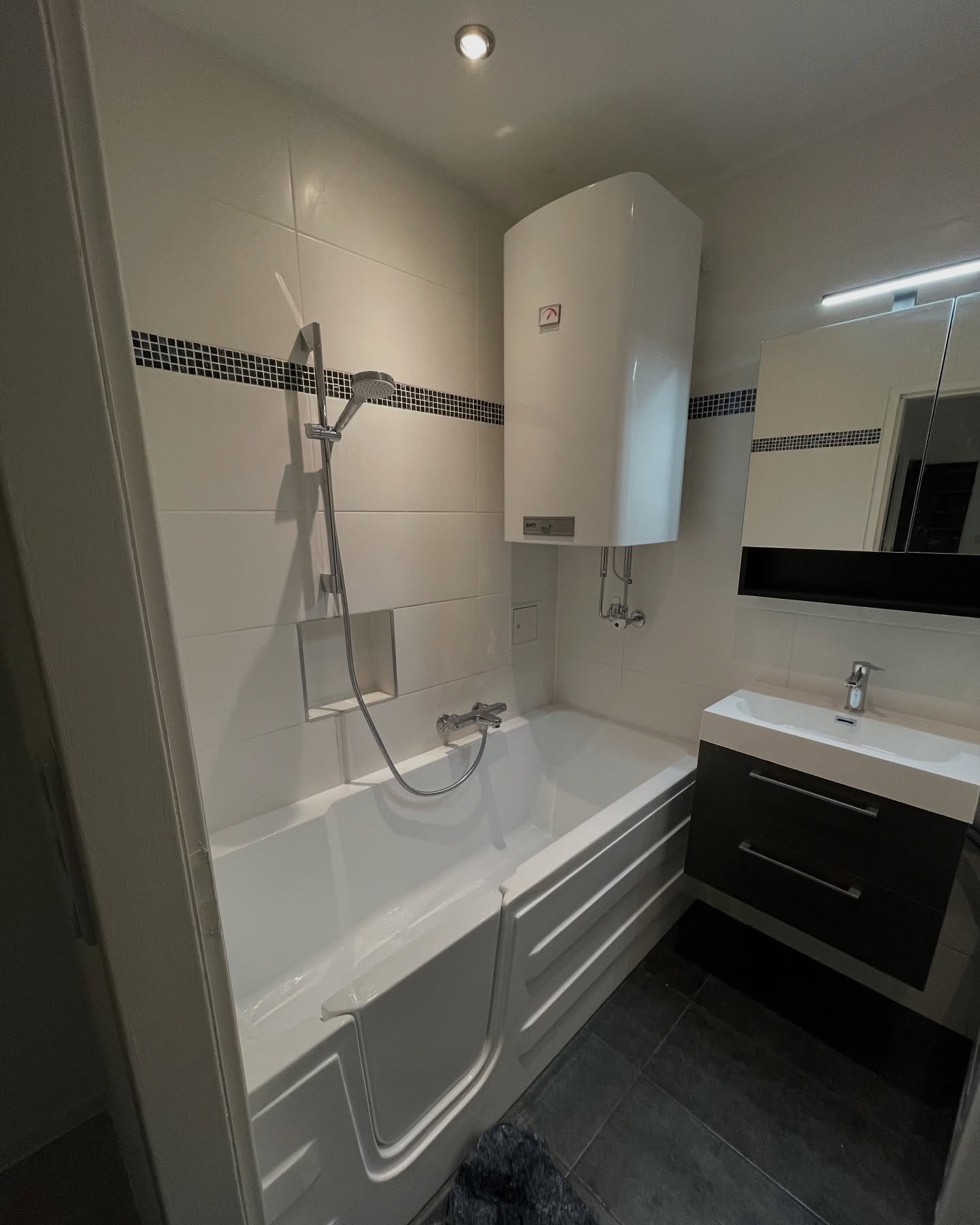 🛁✨ Mehr Sicherheit. Mehr Komfort. Mehr Du. ✨🛁

Unsere Badewanne mit Einstieg macht dein Badezimmer nicht nur moderner, sondern auch deutlich sicherer. Perfekt f&uuml;r alle, die sich ein entspannteres und barrierearmes Badeerlebnis w&uuml;nschen.

