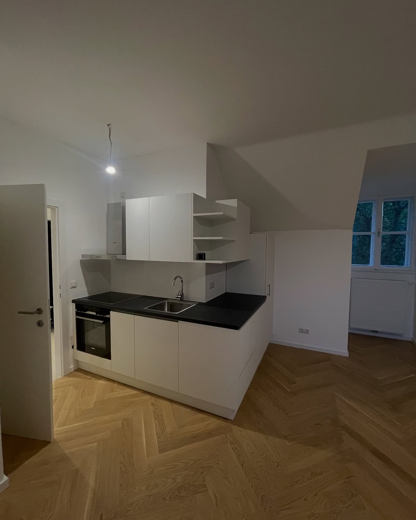 Vorher alt &ndash; jetzt neu! ✨

Diese Wohnung wurde von Grund auf generalsaniert &ndash; und das Ergebnis kann sich sehen lassen! 🔨🏠

✅ Neue Elektro- &amp; Sanit&auml;rinstallationen
✅ Hochwertige B&ouml;den &amp; moderne B&auml;der
✅ Neue Heizung
