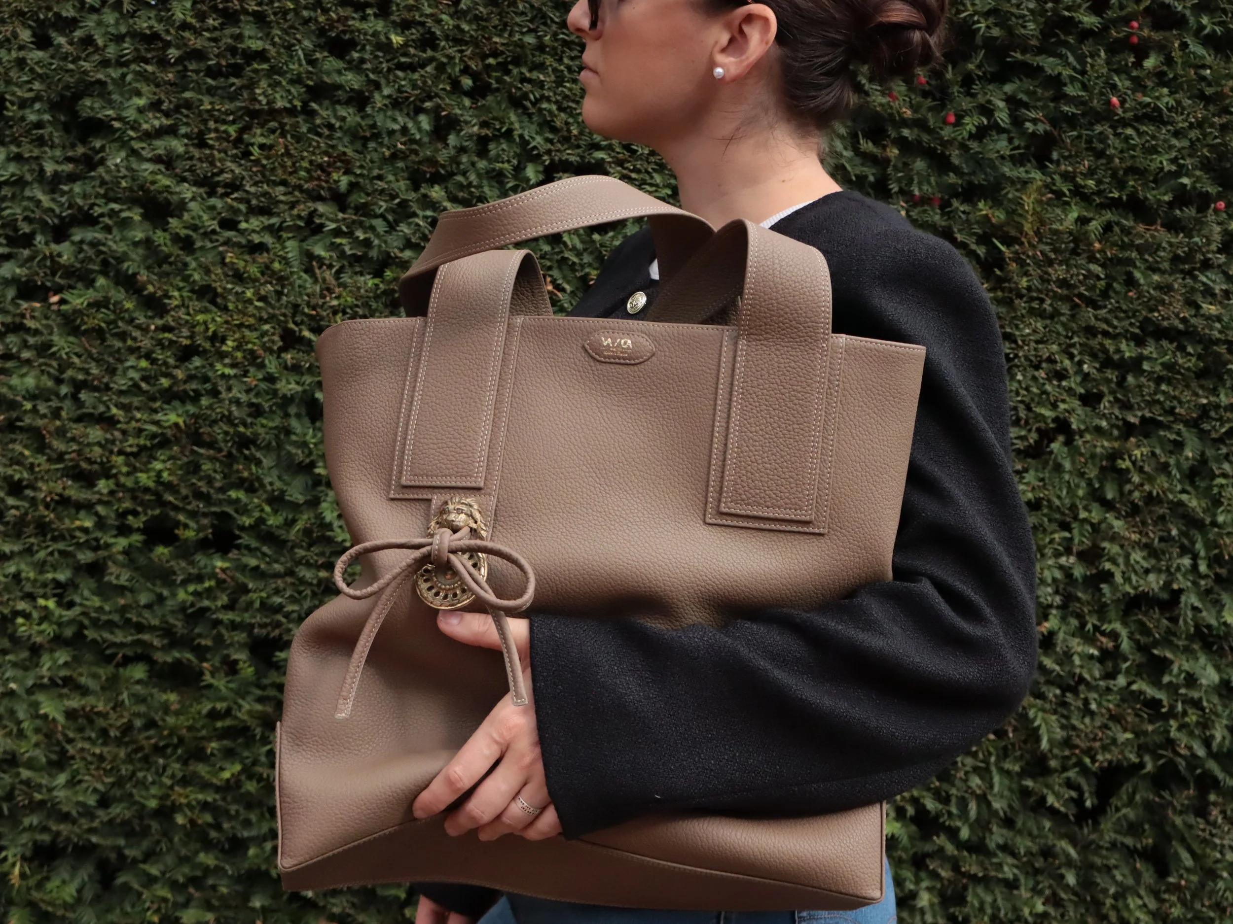 Sac cabas en cuir de taurillon couleur beige. Bijouterie en laiton. Doublure cuir velour