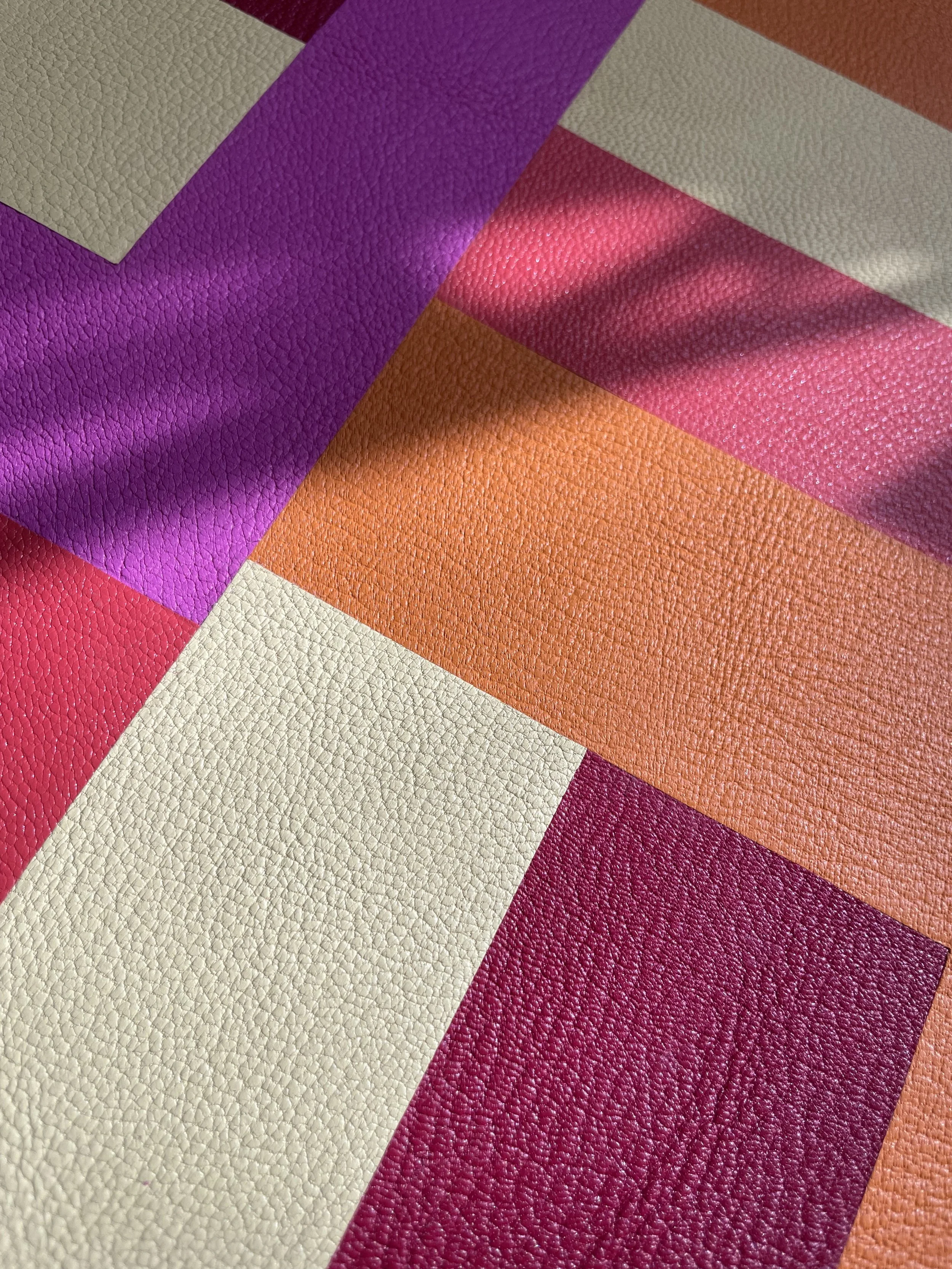 Tapisseries colorées en patchwork avec différentes textures en violet, orange, blanc, rose et rouge