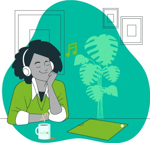 Une client écoute de la musique avec des écouteurs, assise à un bureau, sans stress car à sa gestion comptable externalisée par Duhho