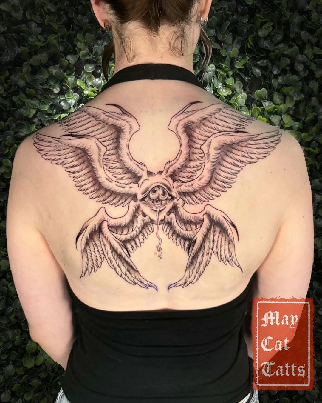 👁🪽It was a massive day sit for this biblically accurate angel!
Loosely based upon a client drawing, I loved how the wings span across the tops of her shoulders and compliment the shape of her back. 

🌙This year I'm searching for clients interested