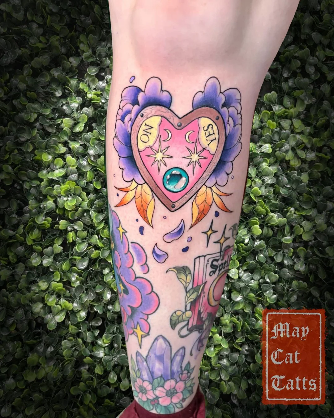 How colourful and cute is this  floral planchette! 💜
This tattoo is from my halloween repeatable flash, we just made it a lot bigger to fit the space and to frame my client's knee😊
I also freehanded some floating petals to fill in an awkward gap.

