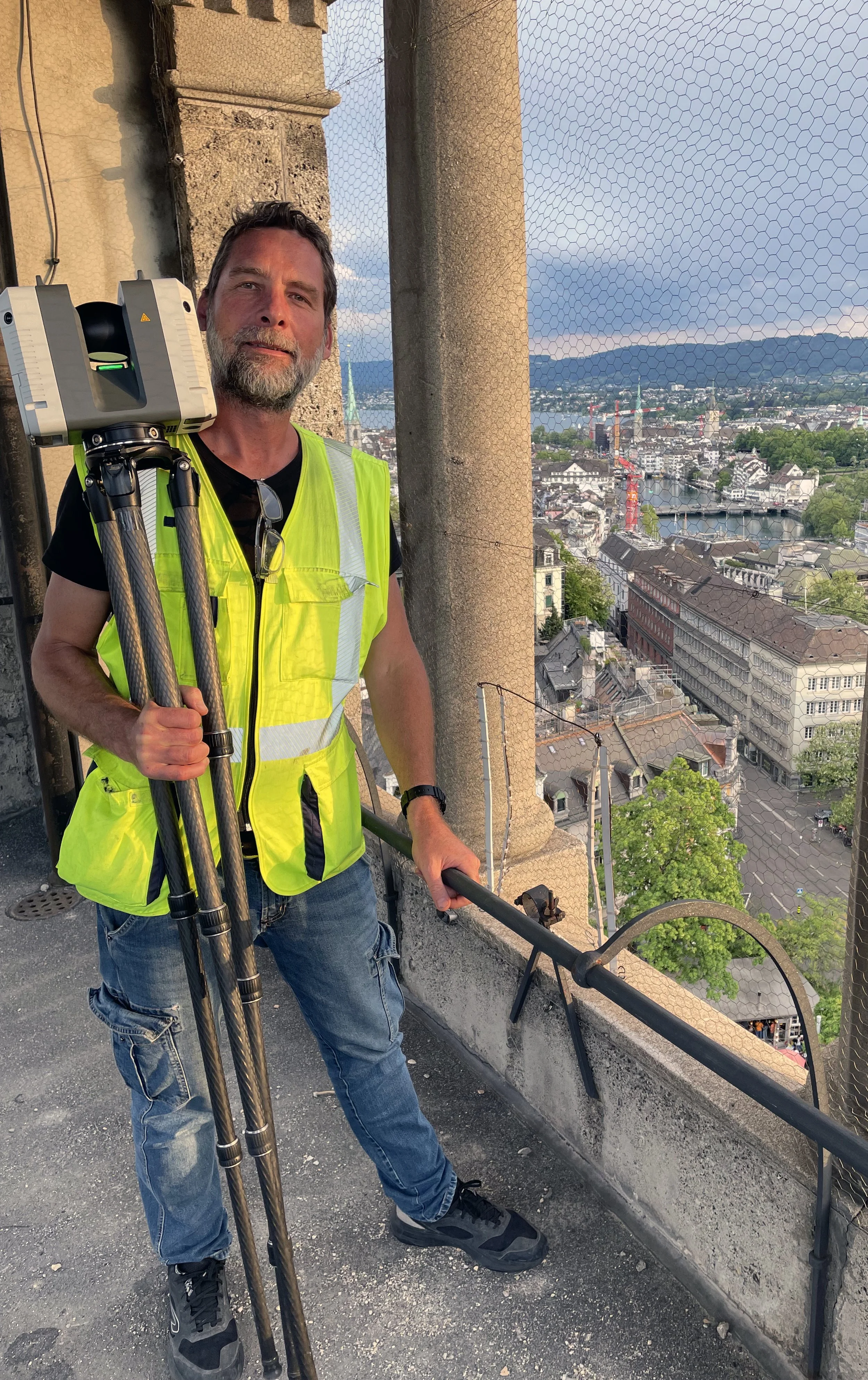 Björn Grob mit Leica RTC360 Laserscanner im Turm über der Zürcher Altstadt