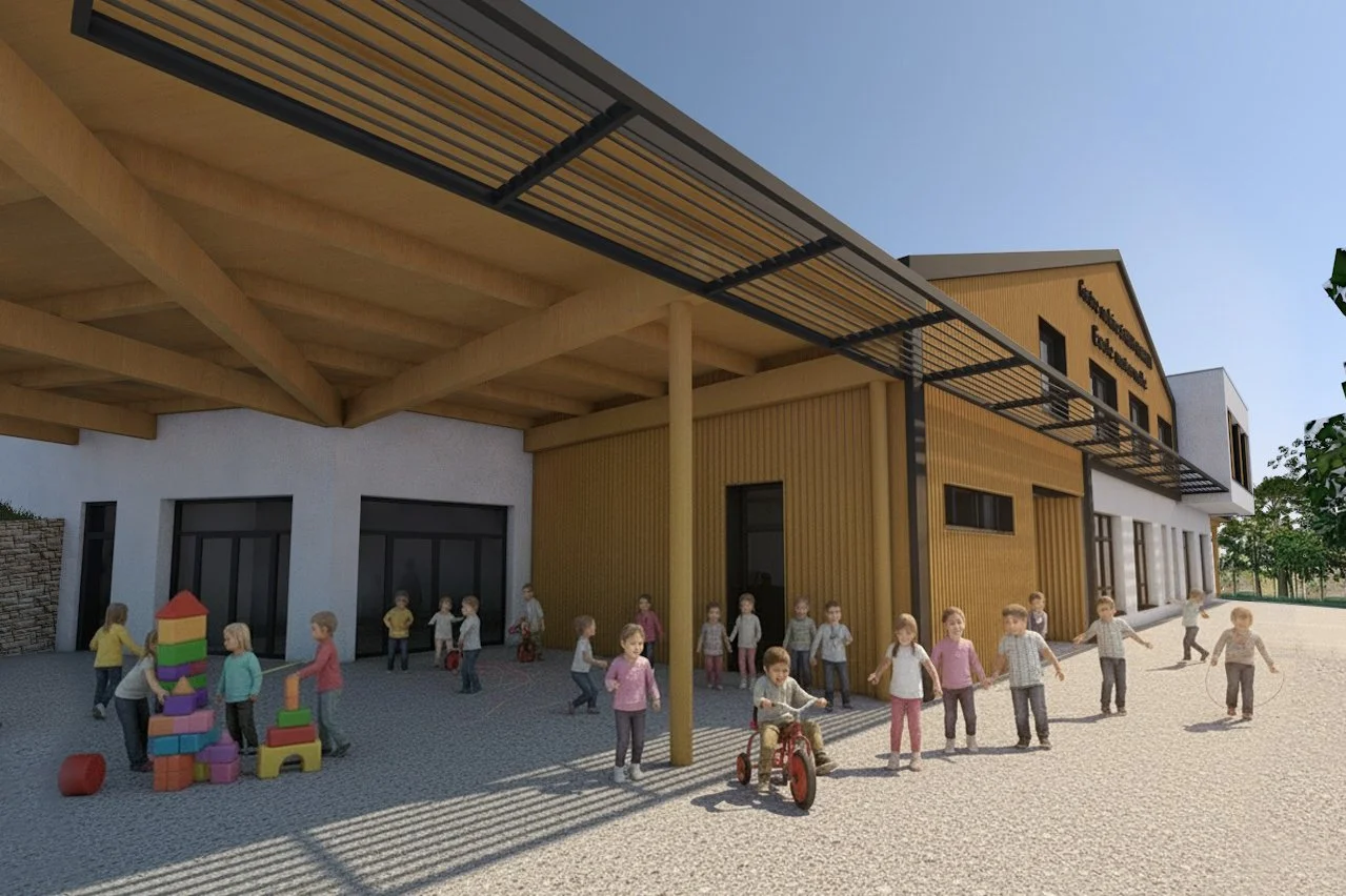Une école maternelle avec des enfants jouant dehors sous un auvent en bois.