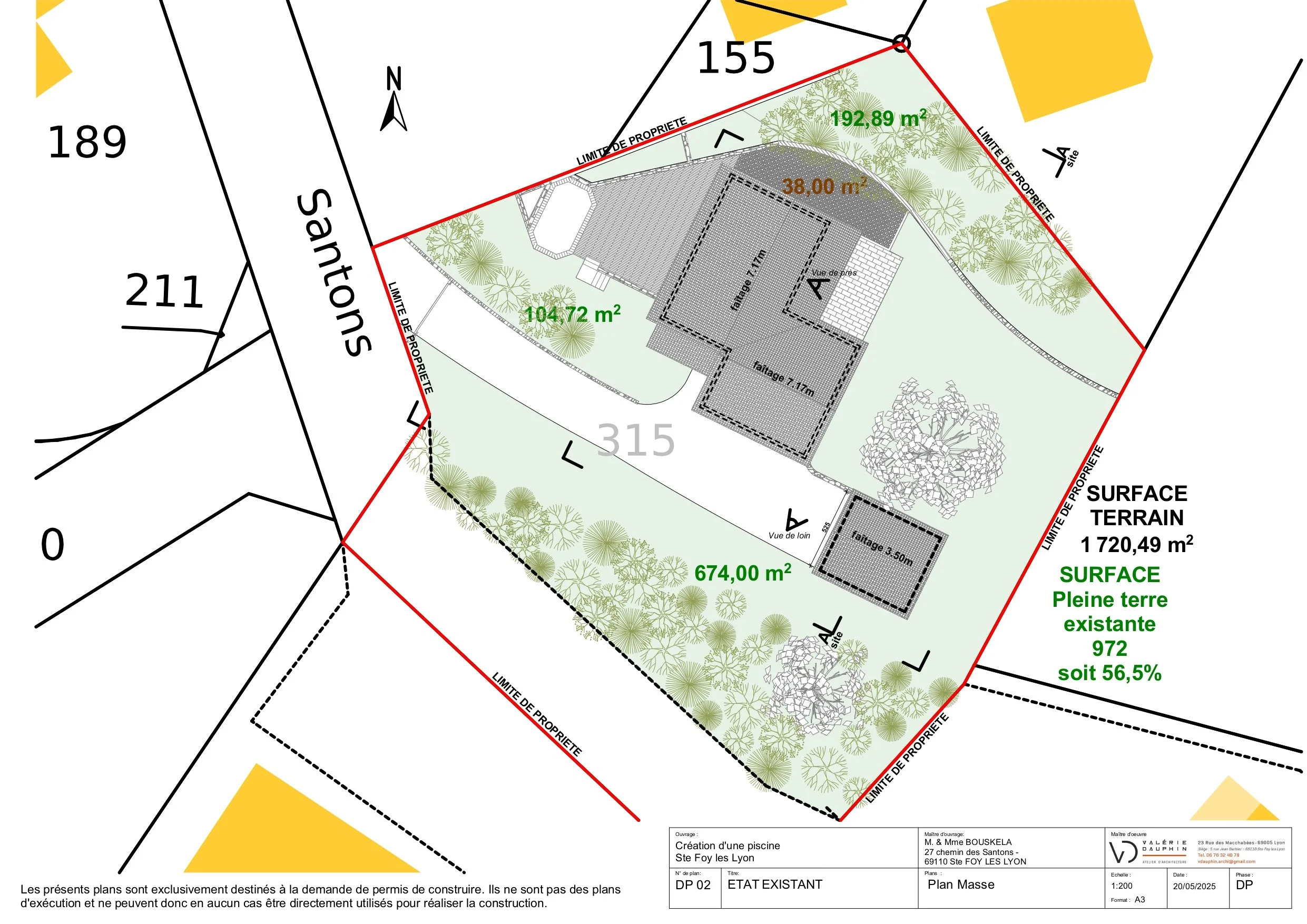 Plan de construction d'une piscine avec dimensions et surfaces indiquées, comprenant une maison et des zones de verdure, avec limites de propriété en rouge.