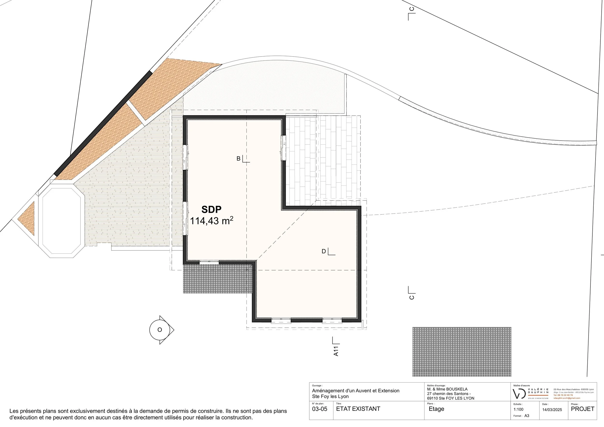 Plan architectural d'une maison avec extension, montrant la disposition intérieure et extérieure, avec détails de matériaux et dimensions.