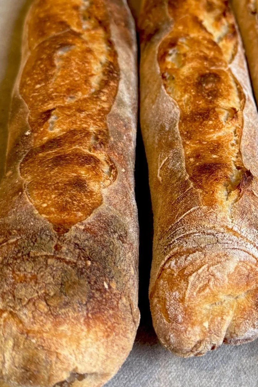 Dos baguettes de pan crujiente y dorado