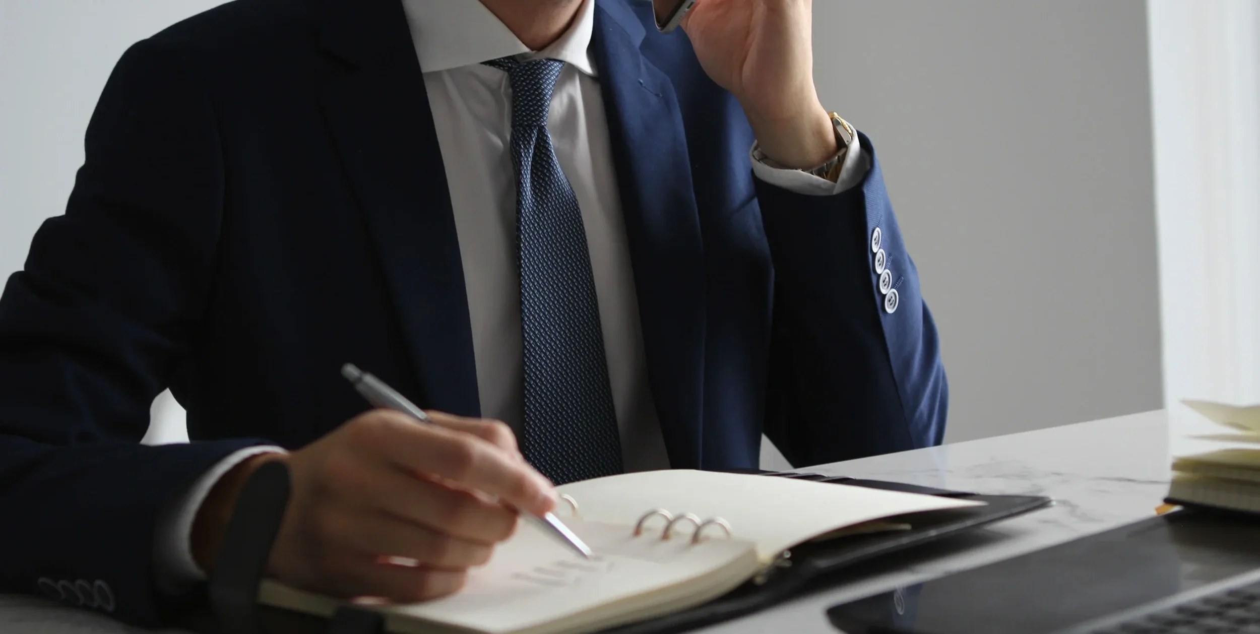 Santos Pinto & Associados, sociedade de advogados especializada em serviços jurídicos.