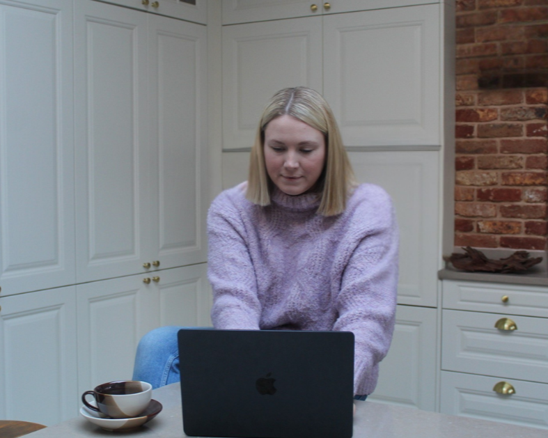 Kirsty working on laptop