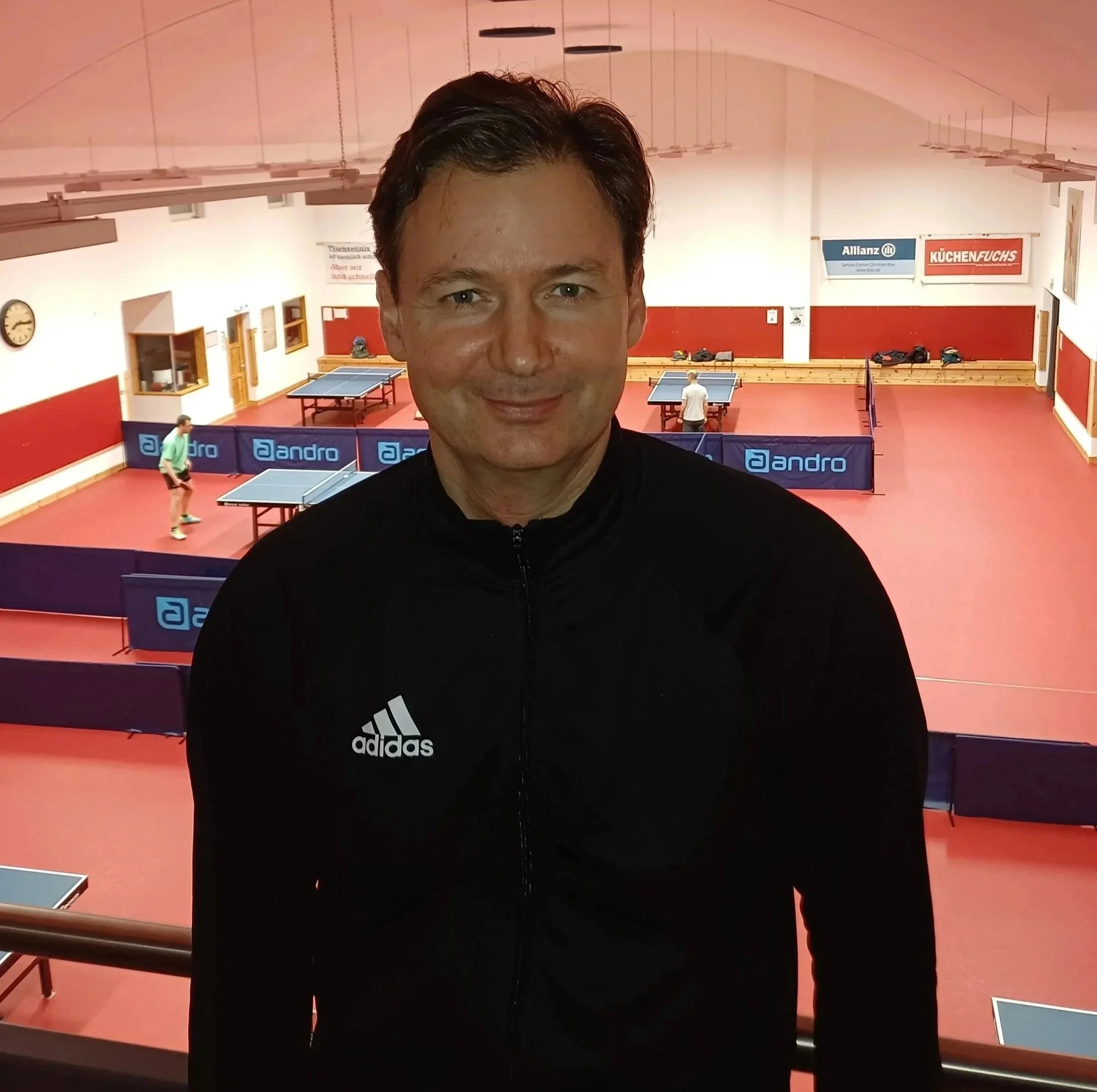 Trainer Johannes Dimmig bietet Training und Tischtennis Beratung inkl. Materialtest an.