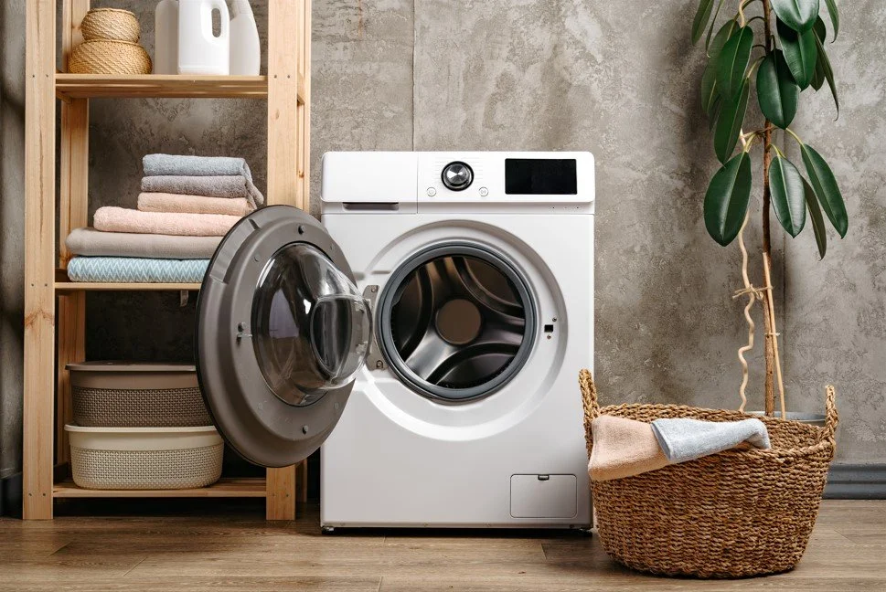 Un lave linge ouvert dans une buanderie