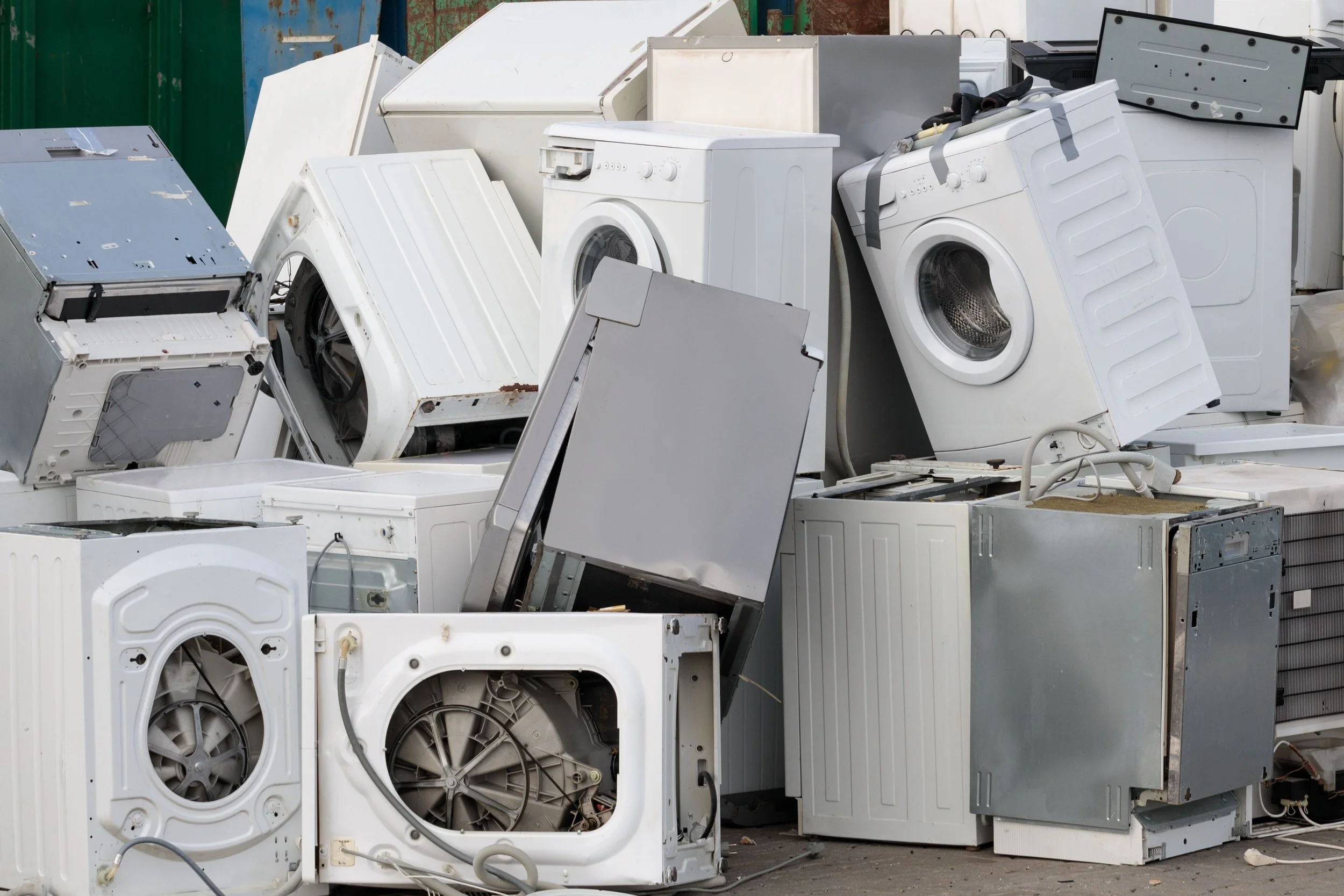 Tas de appareils électroménagers en déchet, comprenant des lave-linge et des fours