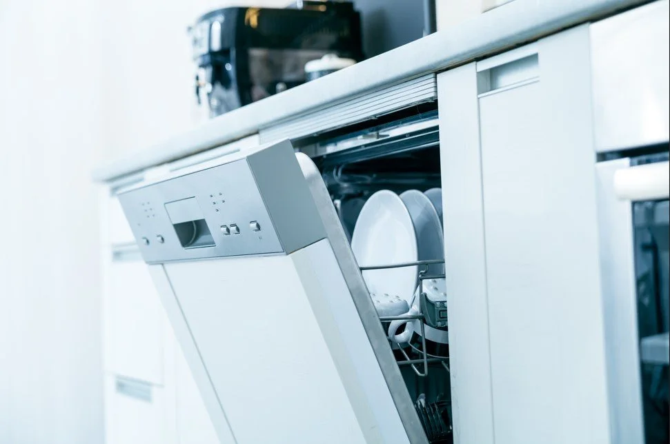 Un lave-vaisselle ouvert 
