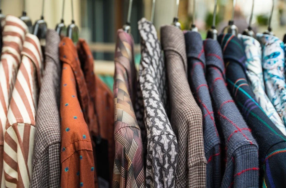 Vêtements sur des cintres