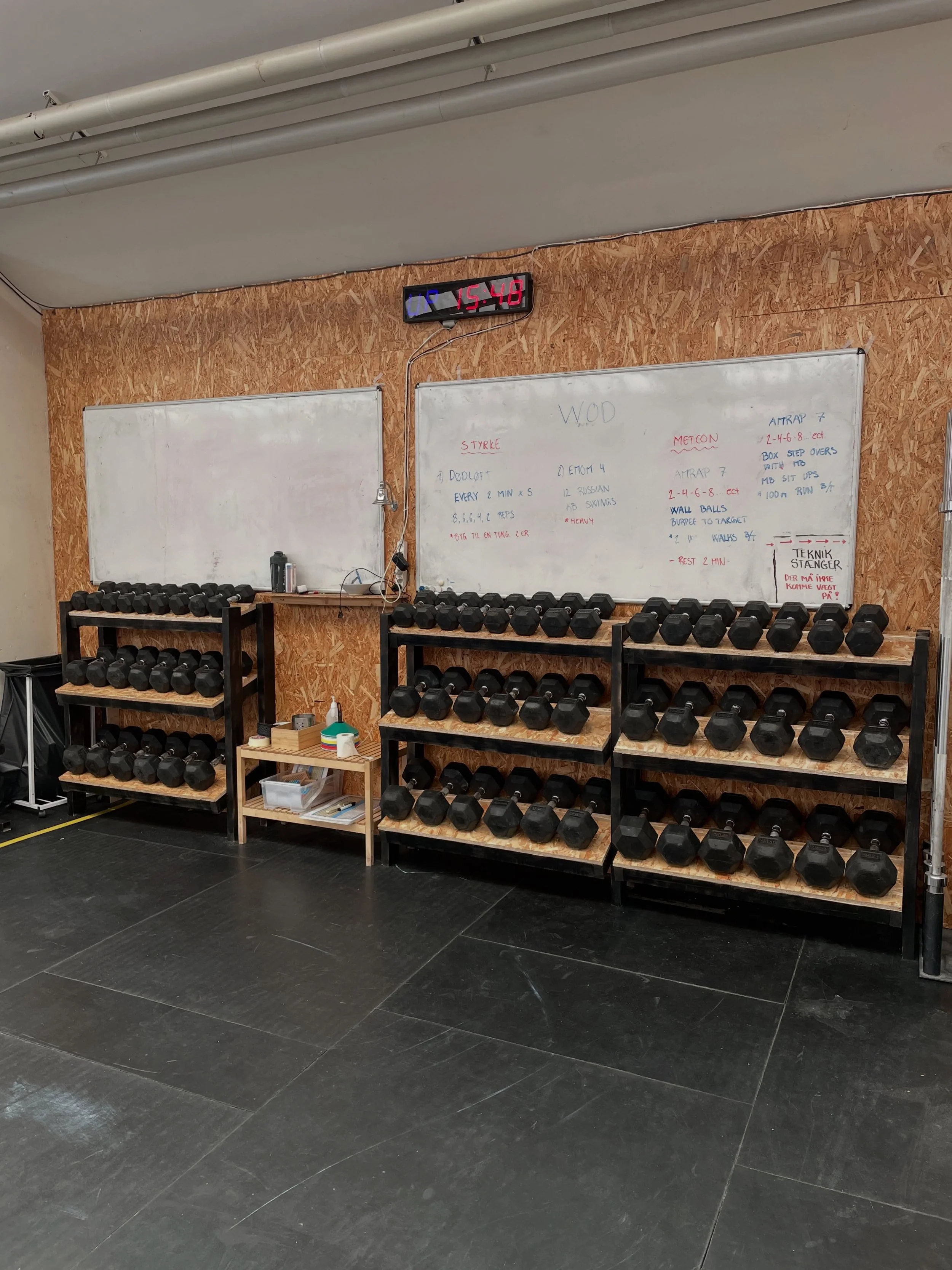 Hermed er vores dumbbell rig f&aelig;rdigt! 😁🔥

Dumbbells er lagt i orden s&aring; de om de kan finde den rigtige plads, n&aring;r de skal tilbage. De l&oslash;ber fra 6-25 kg, alt over 25 kg er stadig p&aring; deres gamle plads 🙌🏻

H&aring;ber d