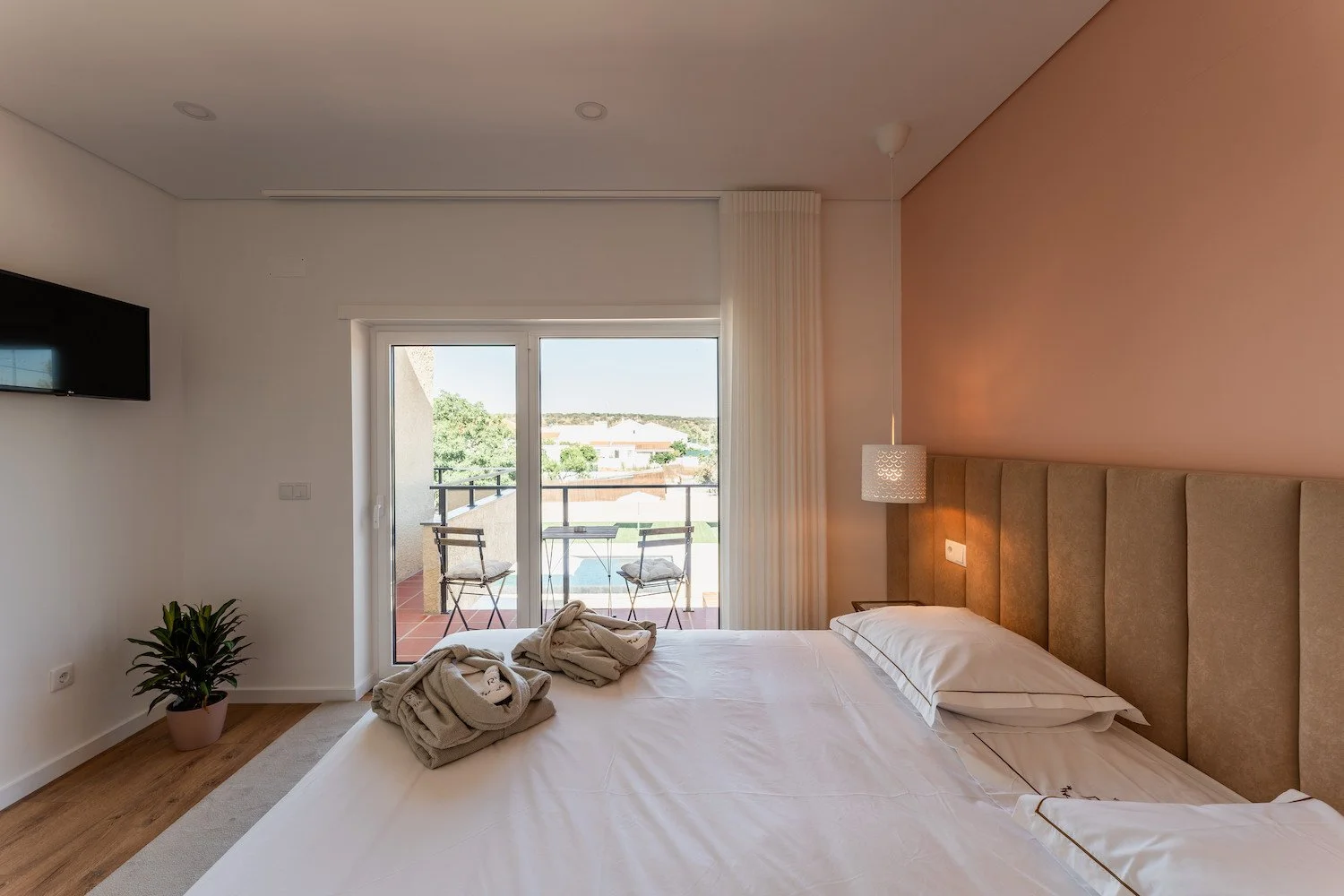 Apartamento com vista para piscina - 105 - Quarto com vista piscina