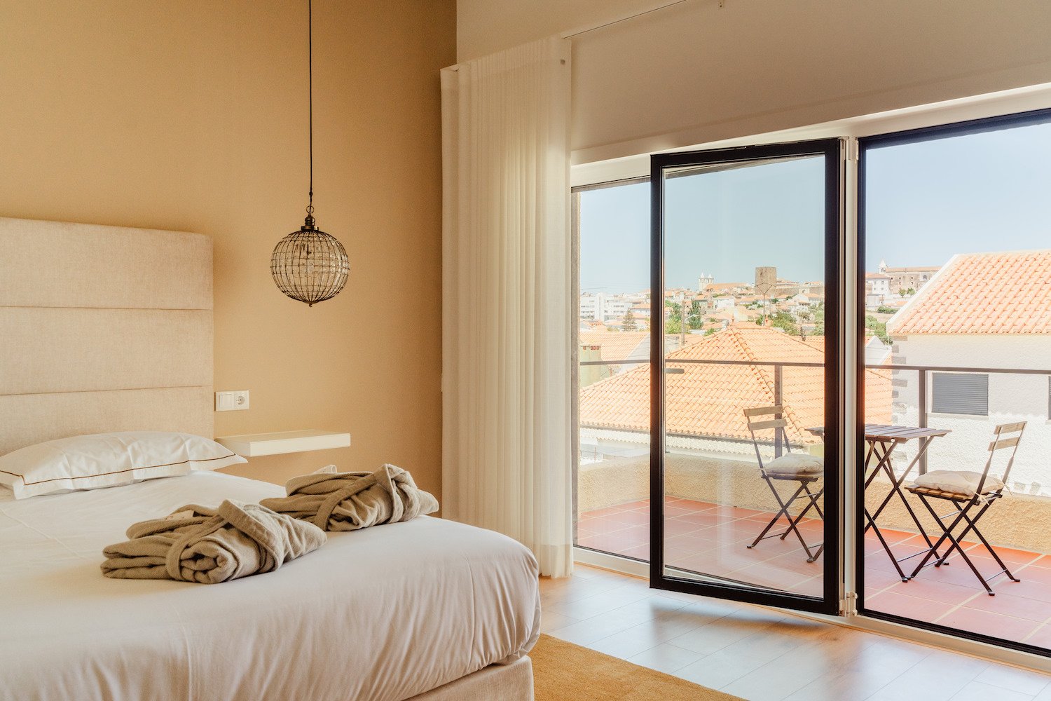 Suite King com varanda - Cama e varanda com vista para Avis